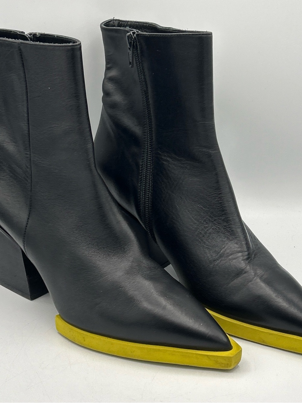Paloma Barceló Black leather ankle boots Pointed toe Yellow Sole Size 40